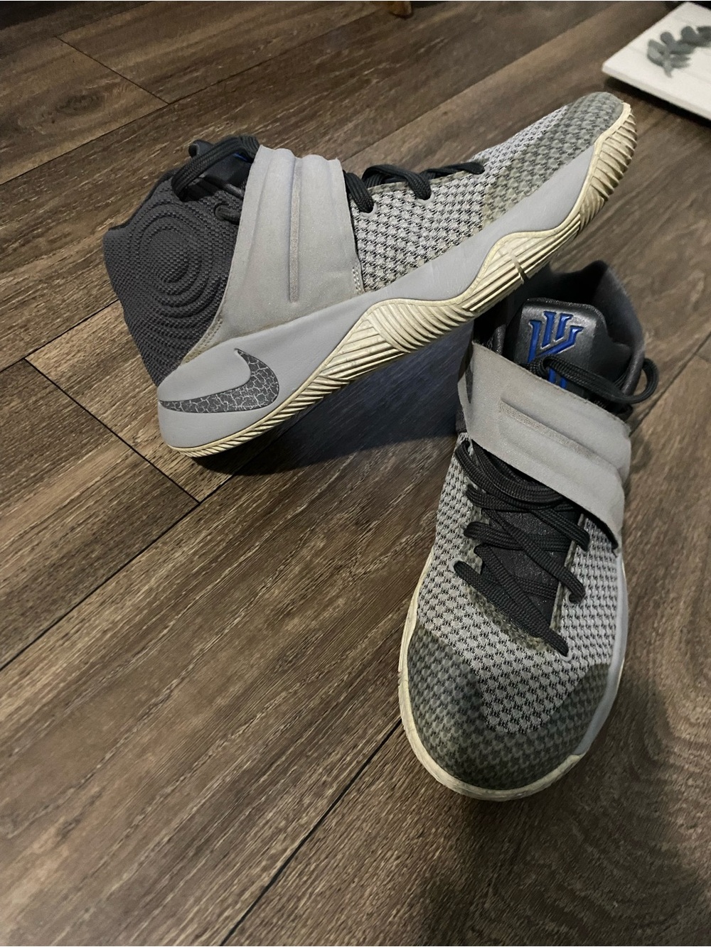 Nike Mens Kyrie Flytrap Basketball Shoes - Gray (No Insoles)